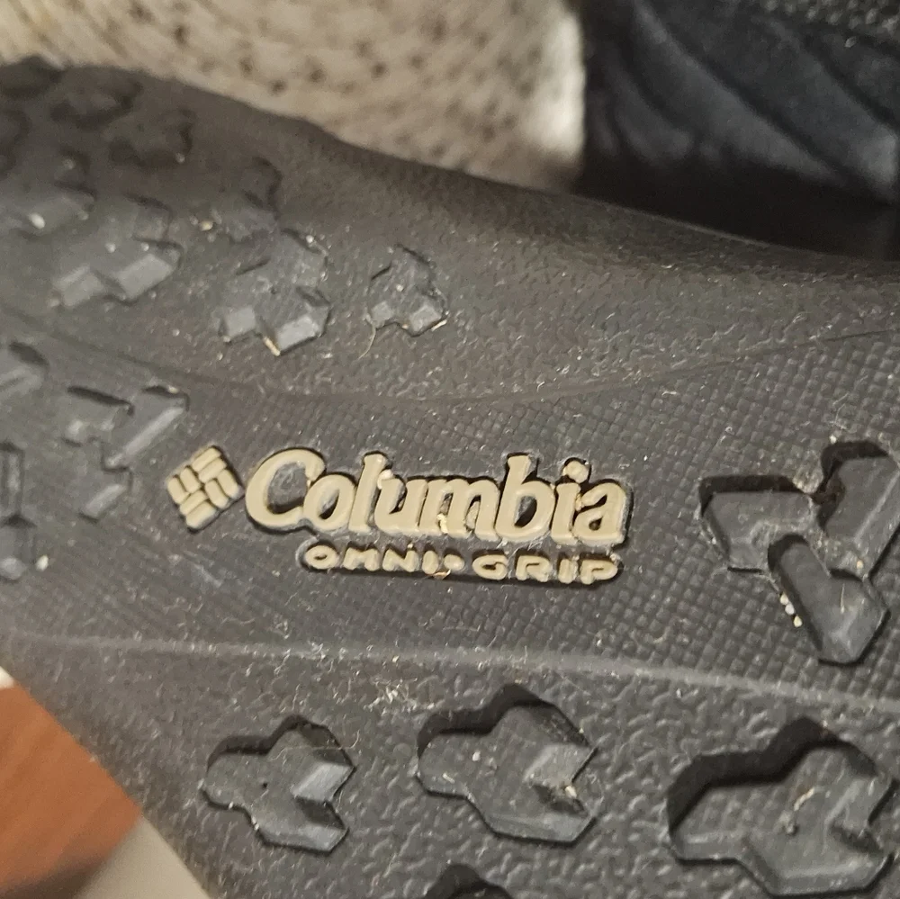 Columbia Black Quilted Winter Boots with Faux Fur Size 9.
